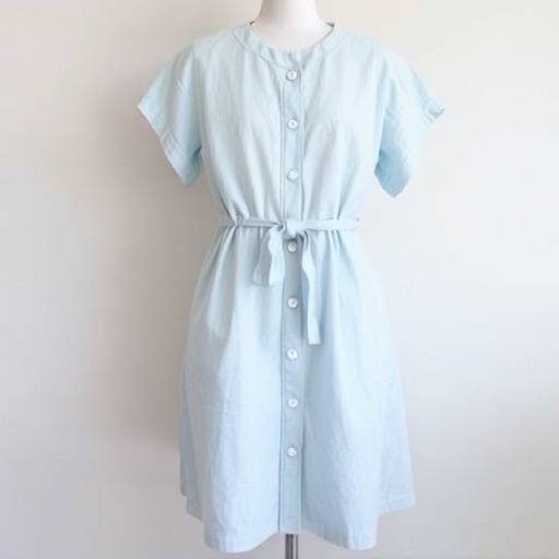 Abito da giorno in lino azzurro con cintura in vita